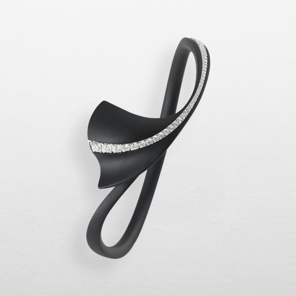 bracciale in titanio nero, oro bianco e diamanti