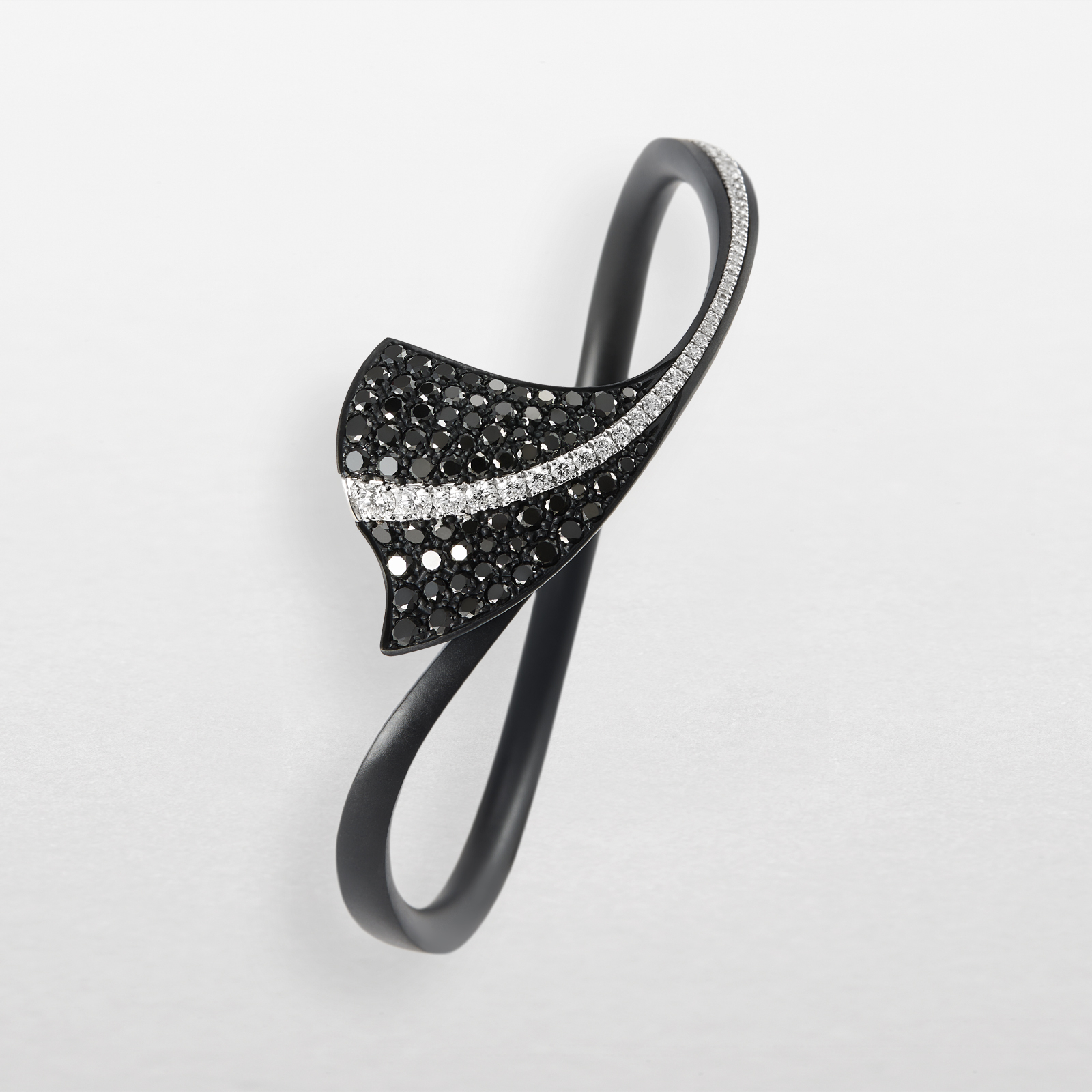 Bracelet in black titanium, white gold and diamonds