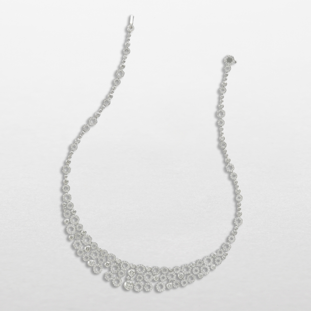Necklace in white gold with diamonds