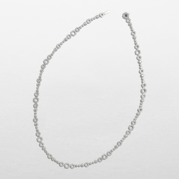 Necklace in white gold with diamonds