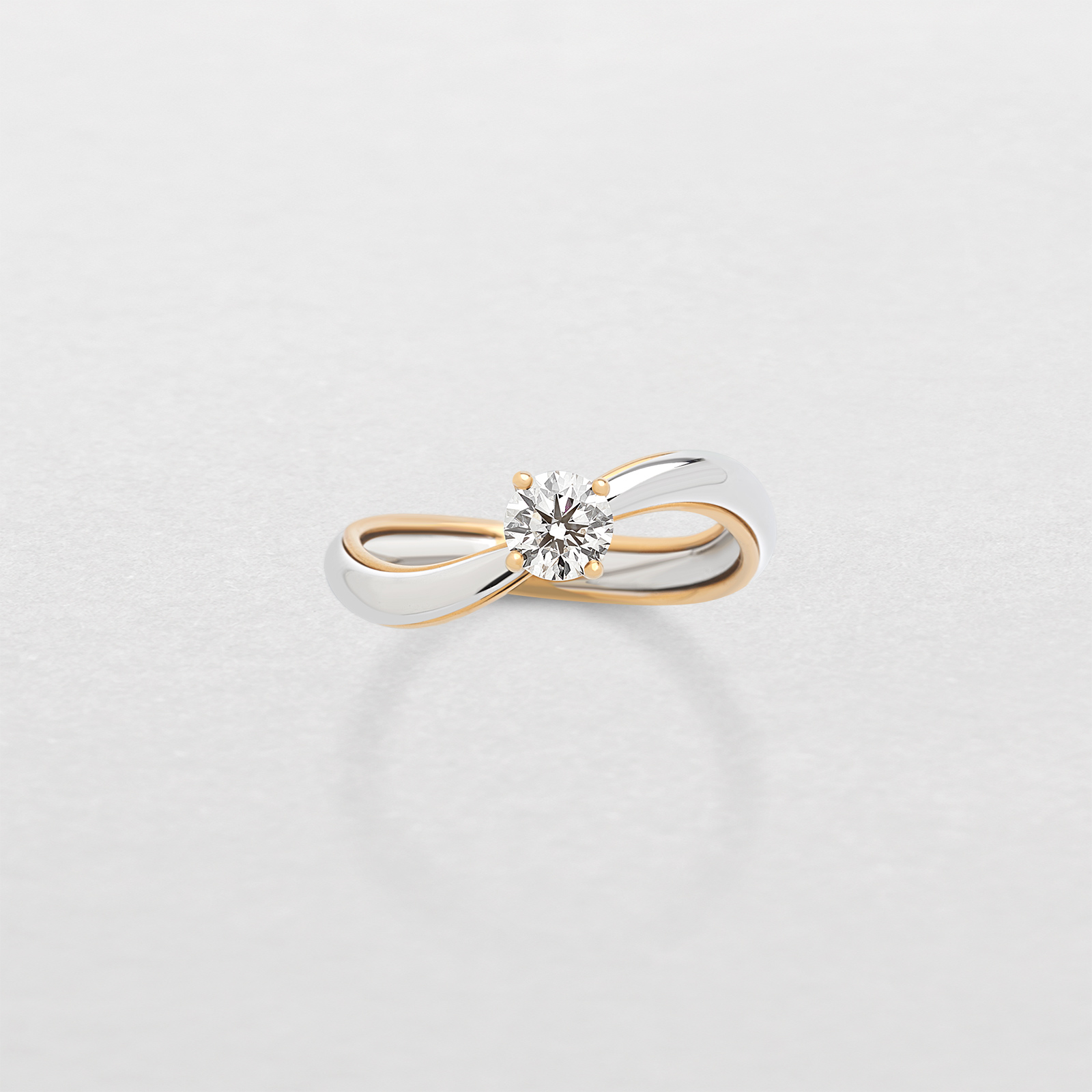 Anello di fidazamento di design della collezione Antologie. Anello in oro rosa, bianco e diamante al centro