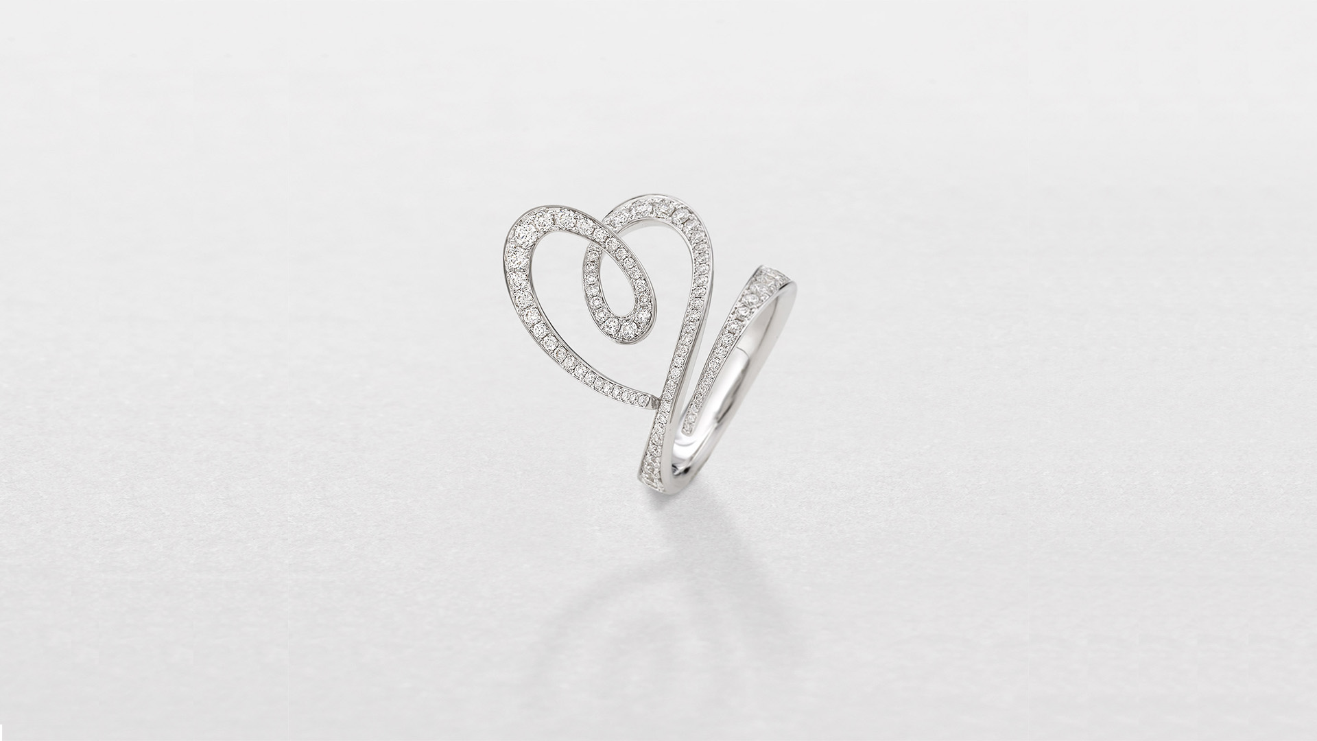 Anello in oro rosa con diamanti taglio brillante. Anello forma a cuore