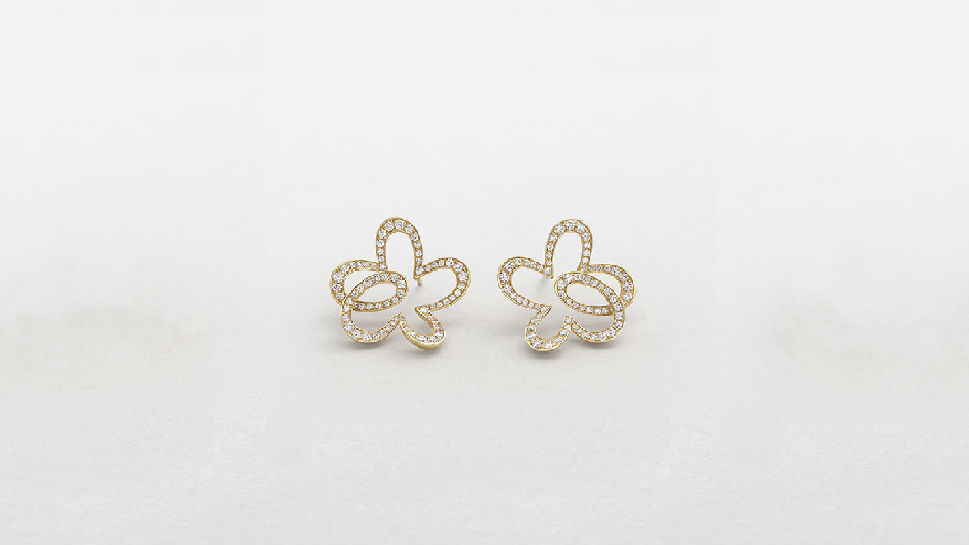 Orecchini dalla forma di un delicato fiore in oro rosa e diamanti. Orecchini da donna