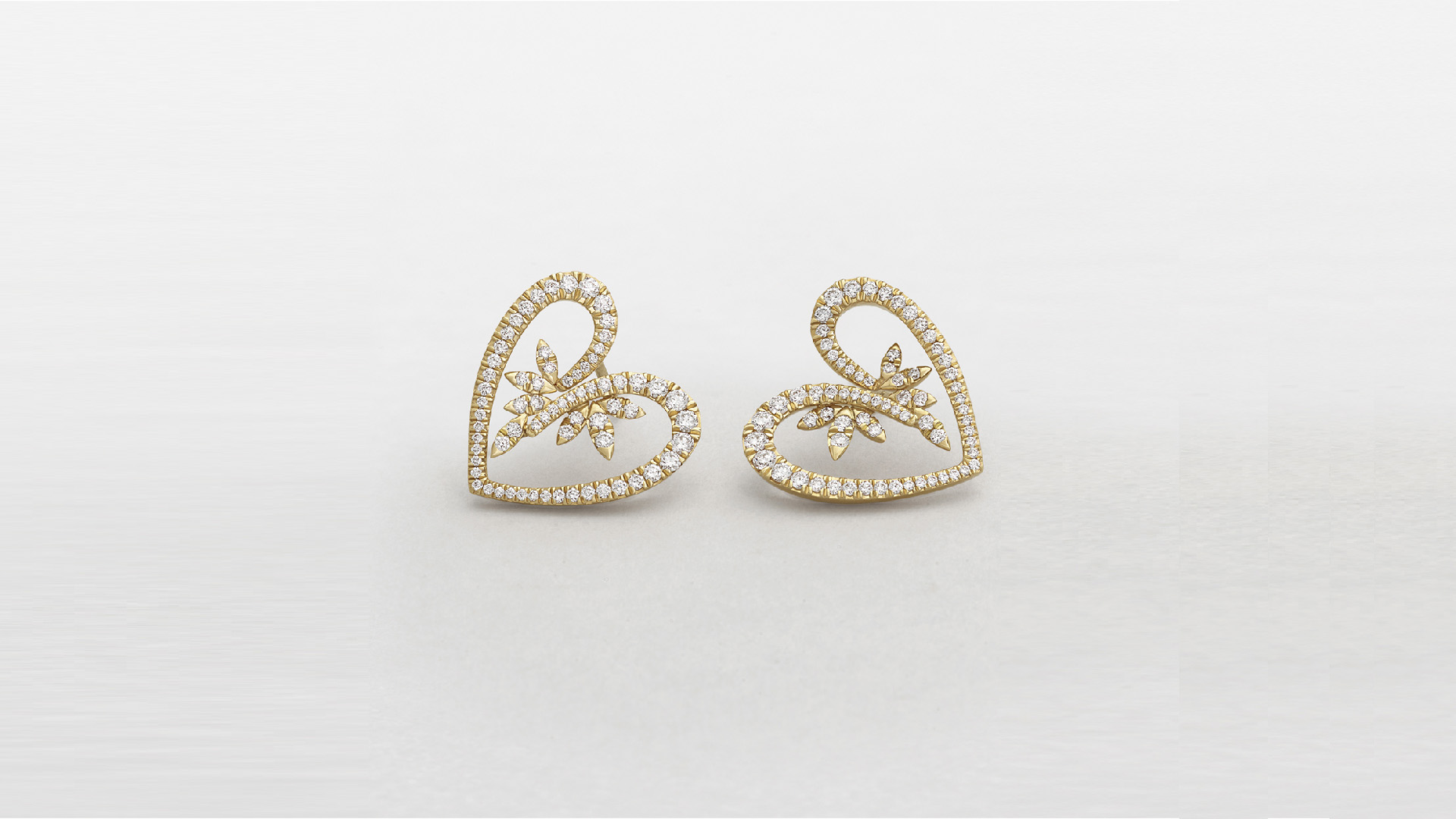Orecchini forma a cuore da donna in oro rosa e diamanti. Collezione Antolgie