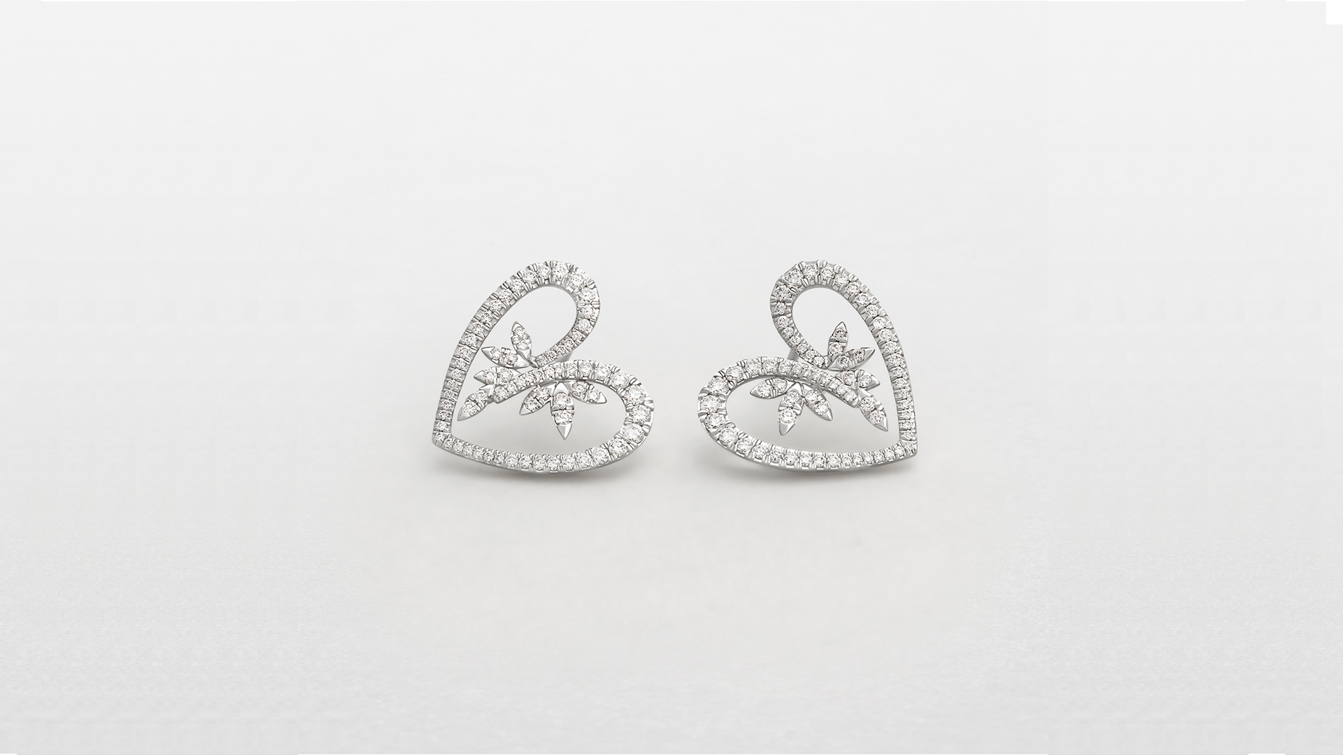 Orecchini in oro bianco e diamanti. Orecchini forma a cuore da donna
