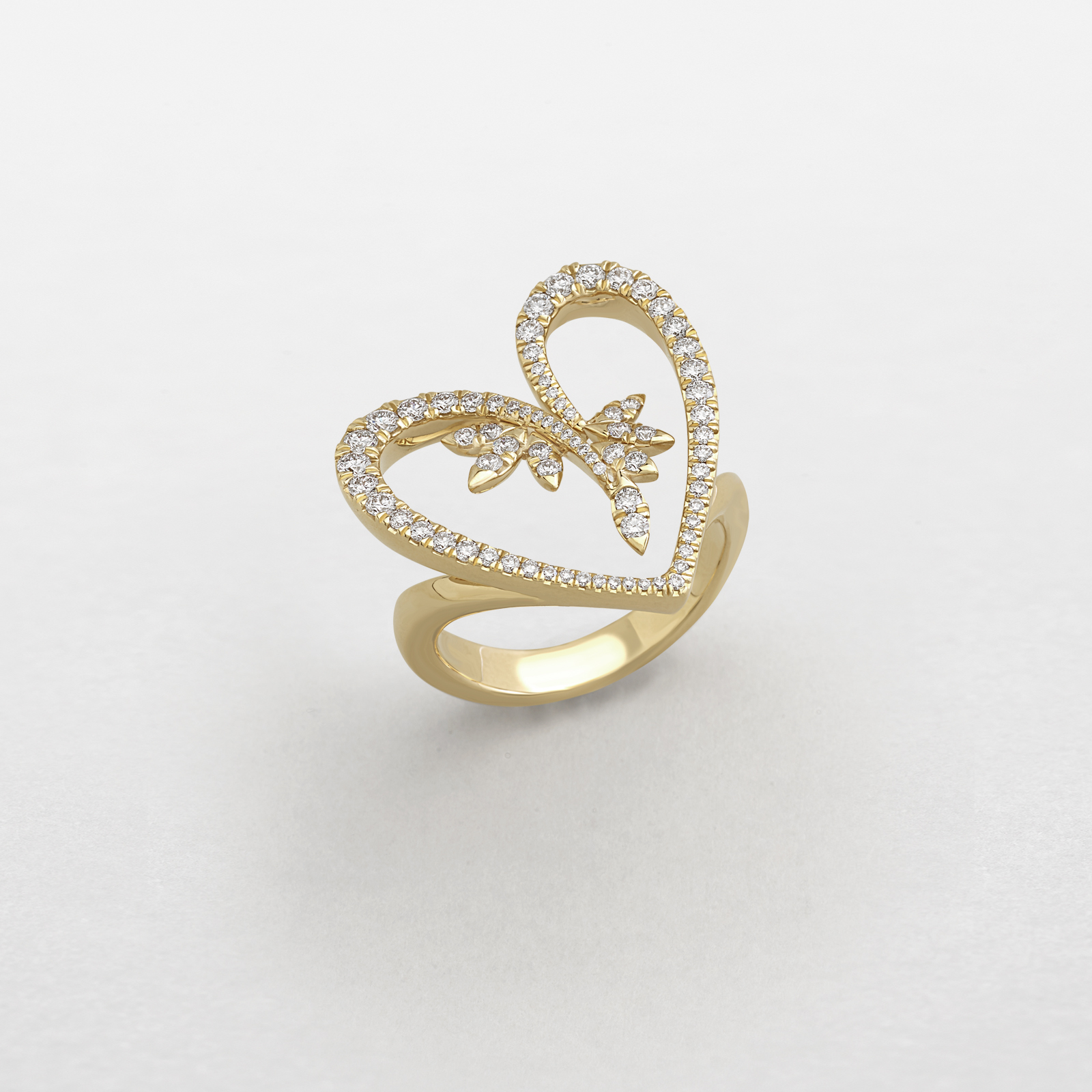Impreziosisci il look della donna con un romantico ed elegante anello in oro rosa e diamanti, forma a cuore