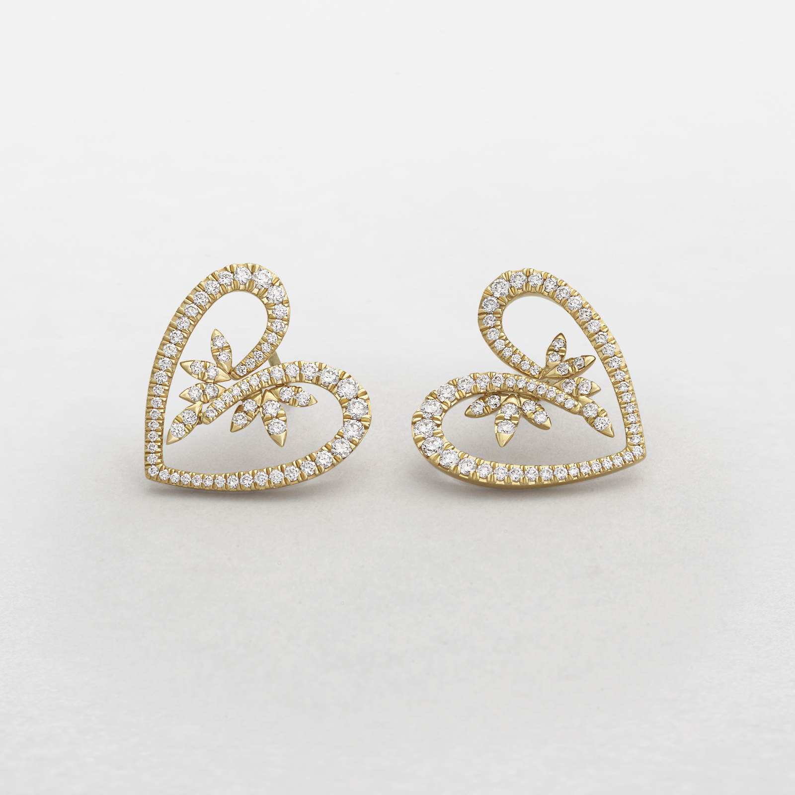 Orecchini cuore per giovani e romantiche donne. Orecchini lobo in oro rosa e diamanti
