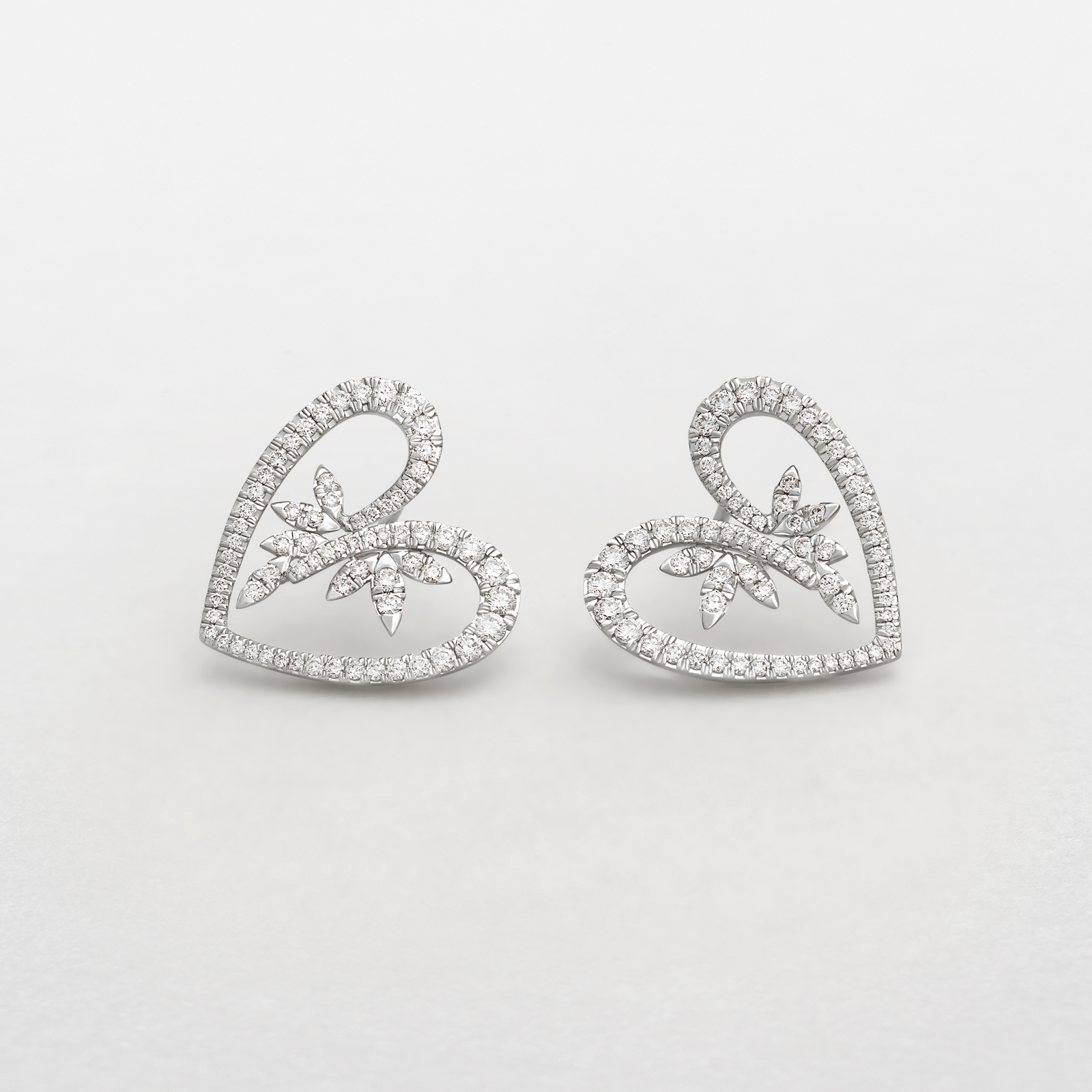 Orecchini a lobo a cuore con scintillanti diamanti in oro bianco. Gioielli da donna