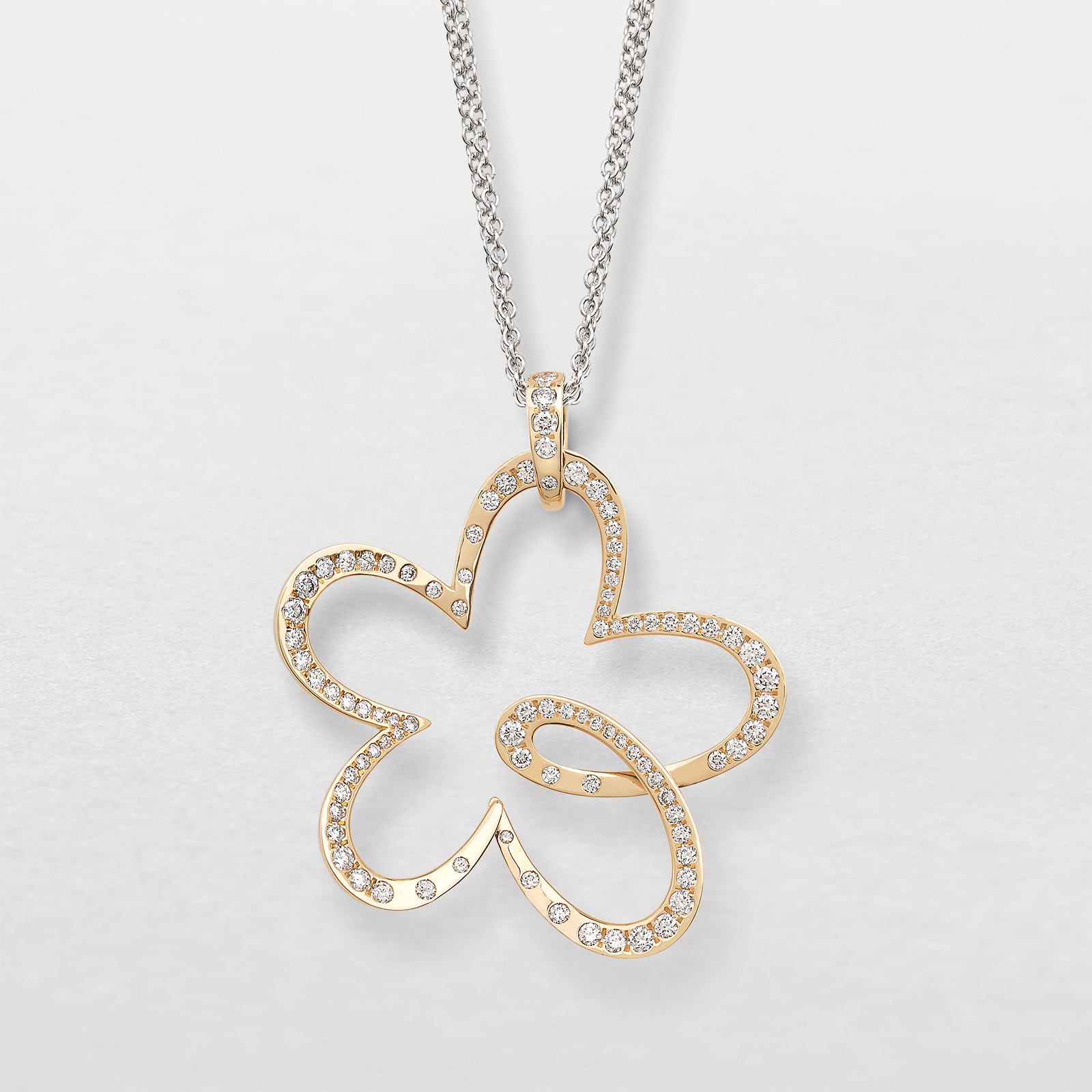 Girocollo elegante con la forma del fiore in oro rosa e diamanti. Un regalo romantico per rendere felice la donna
