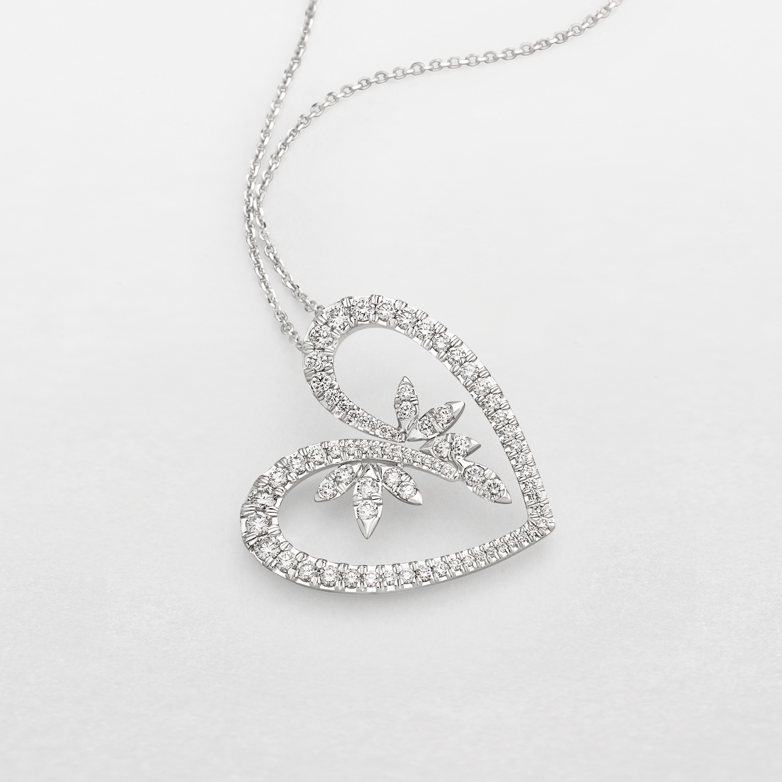 Girocollo da donna romantico. Collana a cuore in oro bianco con diamanti della collezione Antologie