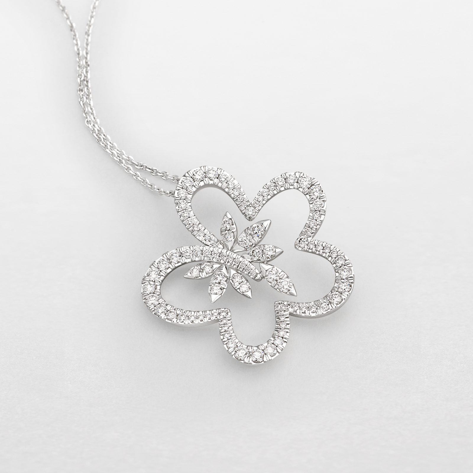 Girocollo elegante dalla forma floreale in oro bianco con diamanti per una donna romantica