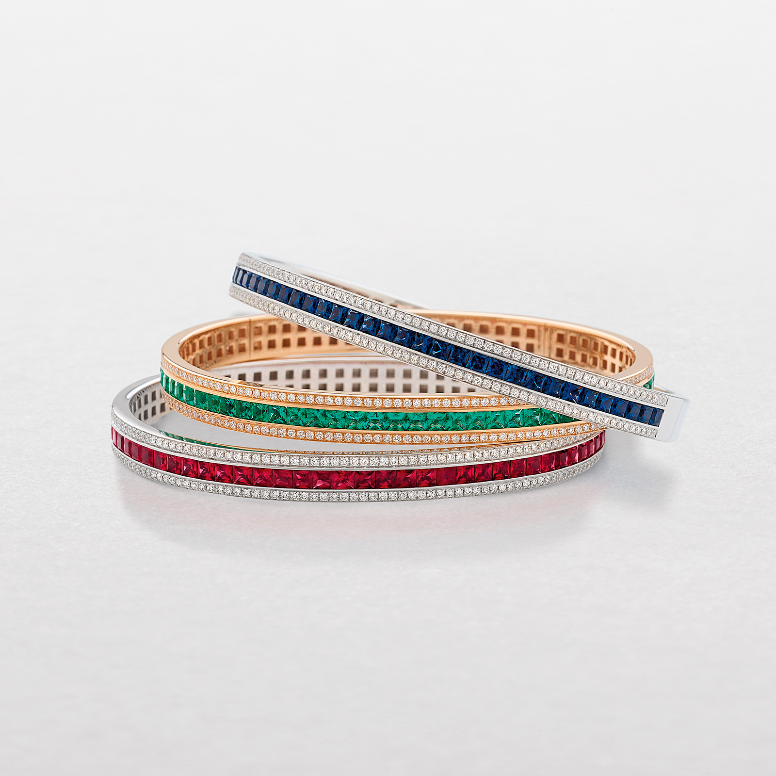Bracciale rigido di design. Bracciale in oro rosa, oro bianco con diamanti e rubini, smeraldi o zaffiri
