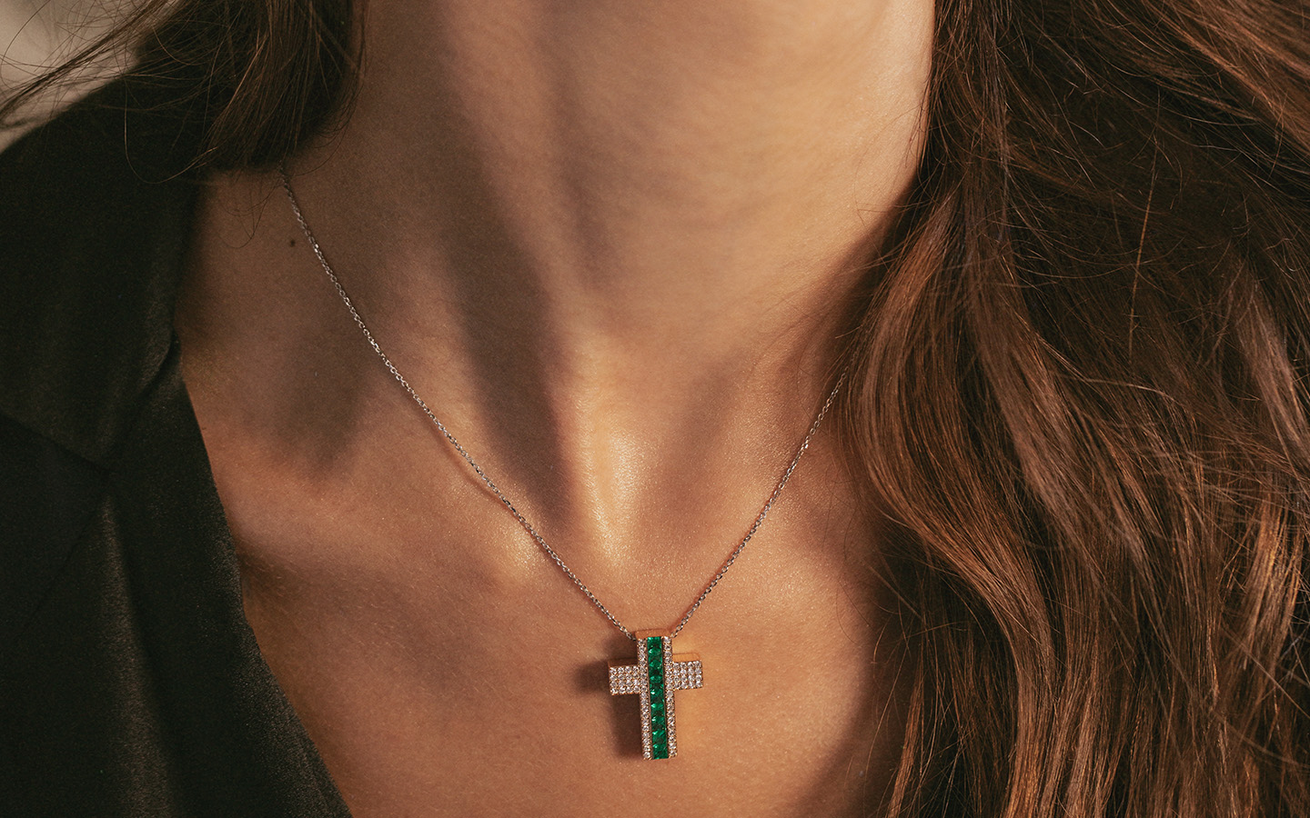 Girocollo croce in oro rosa con diamanti e smeraldi. Collana di design Collezione Antologie