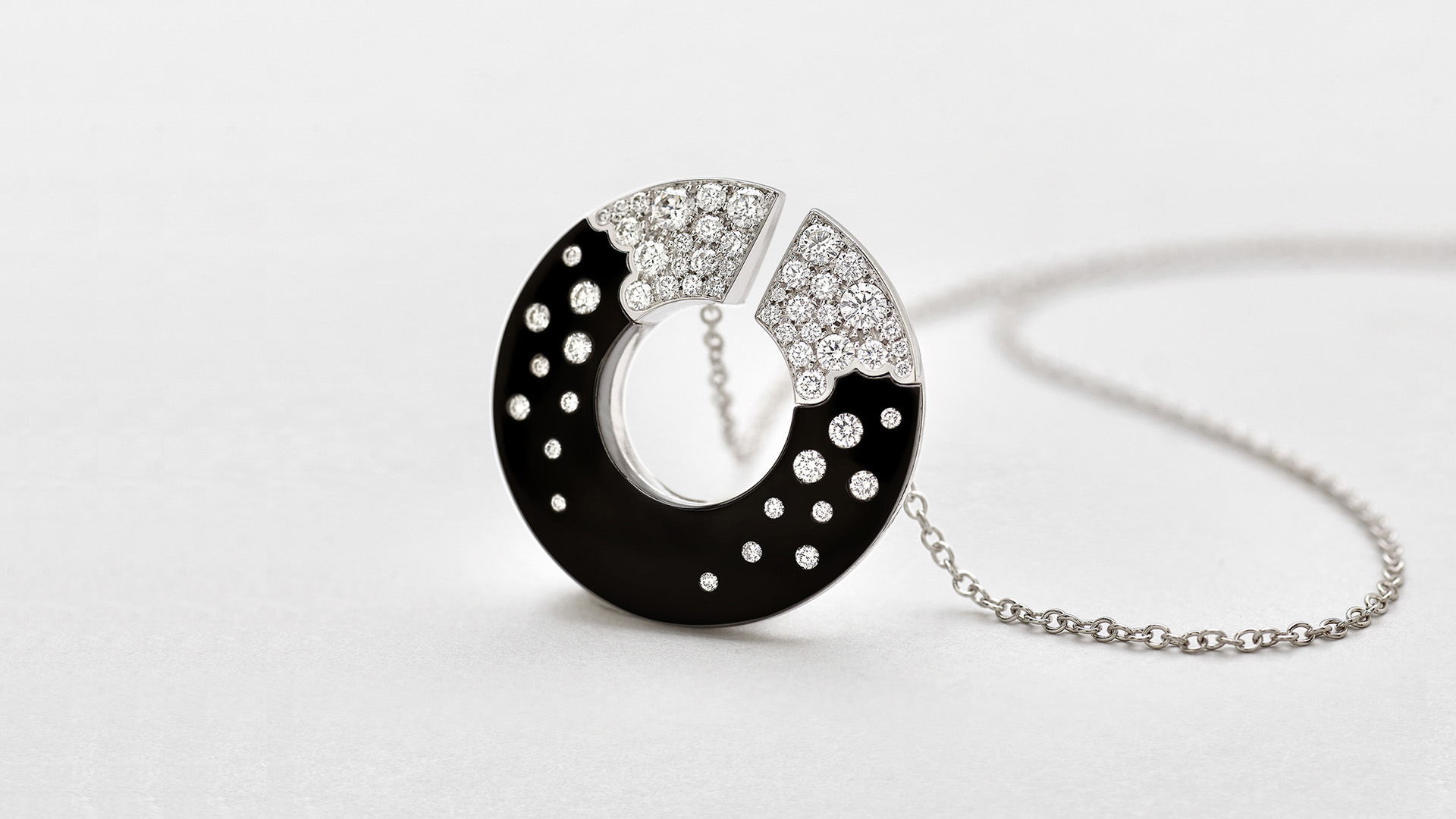 Girocollo in oro bianco con diamanti taglio brillante. Collana da donna della collezione LIKE ME INTRO