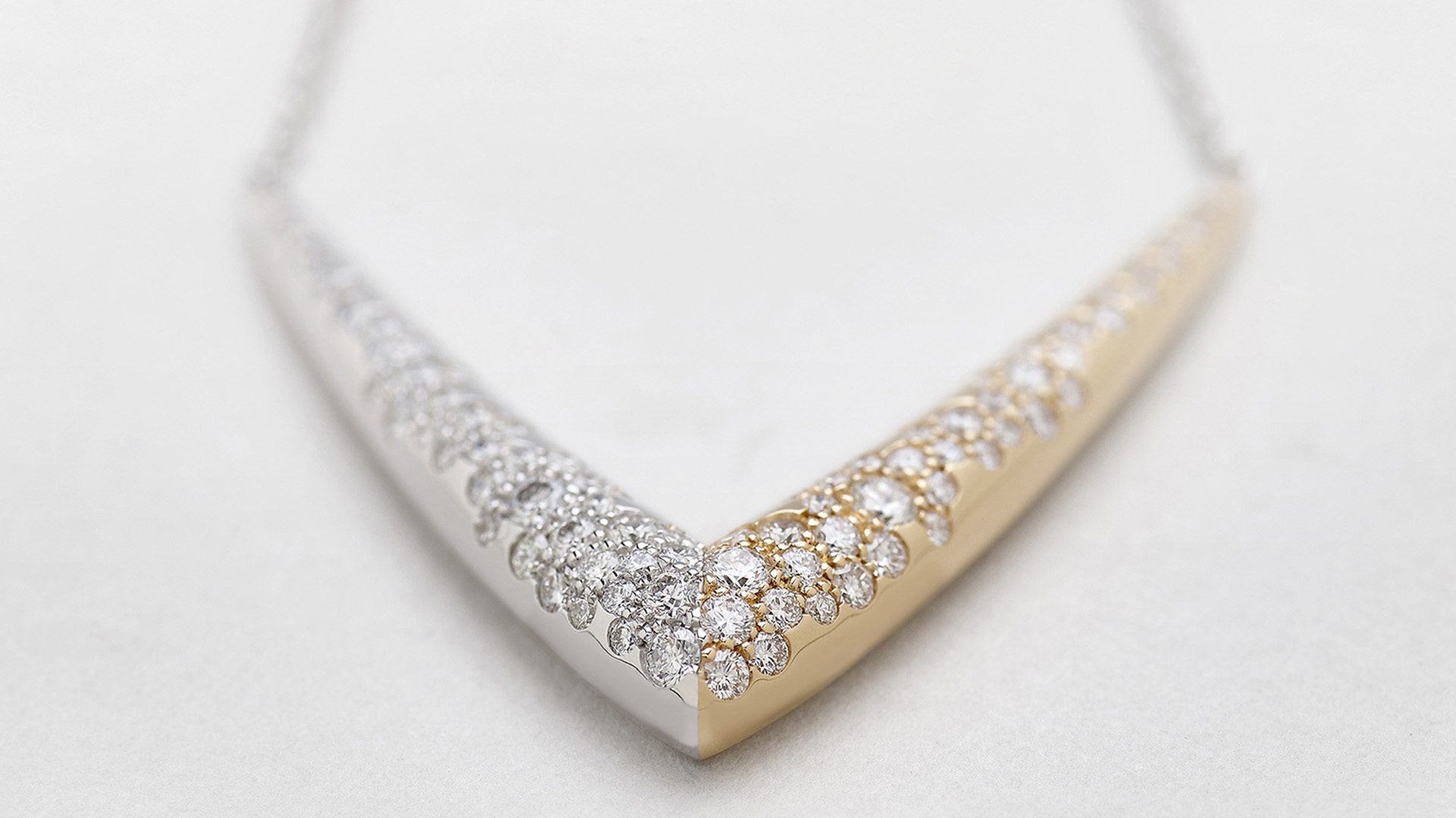 Collana in oro rosa, bianco e diamanti con l'iconica forma a V del brand Giorgio Visconti
