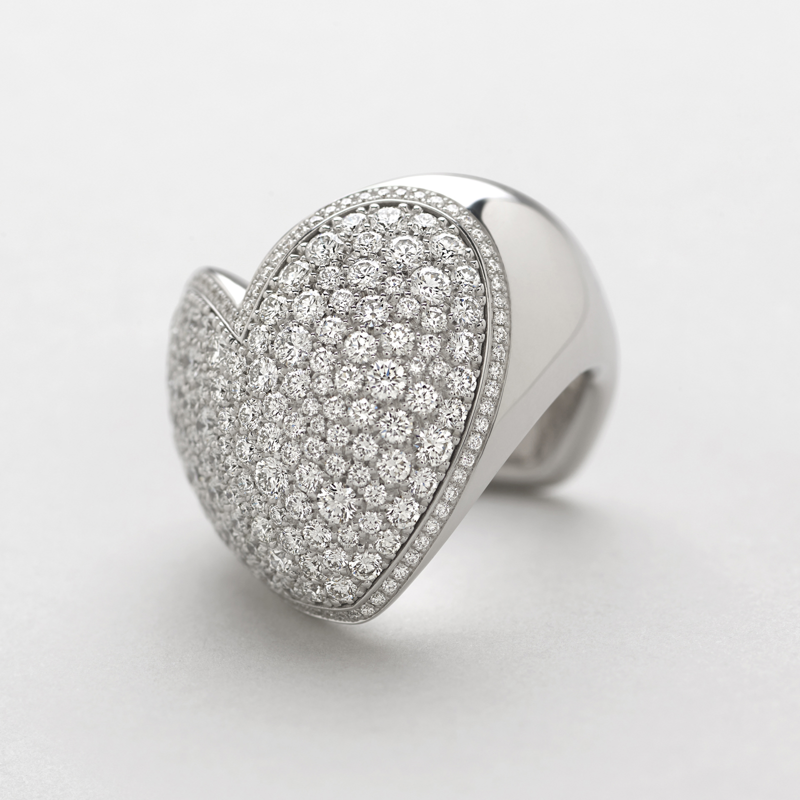 Anello forma a cuore con diamanti in oro bianco. Anello di design da donna