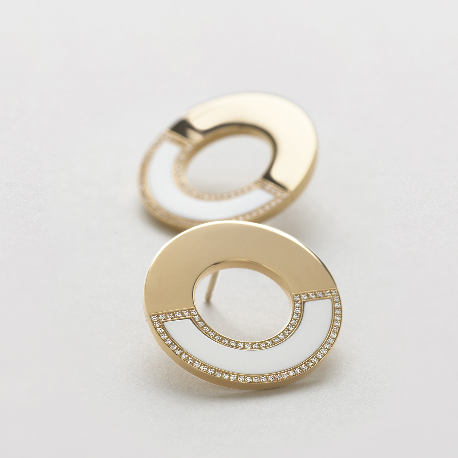 Orecchini a cerchio lineari in oro rosa, diamanti e kogolong. Orecchini da donna