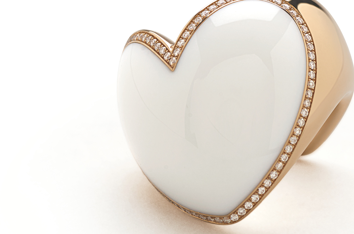 Giorgio Visconti crea gioielli autentici con pietre preziose autentiche. L'azienda crede che ogni donna sia autentica