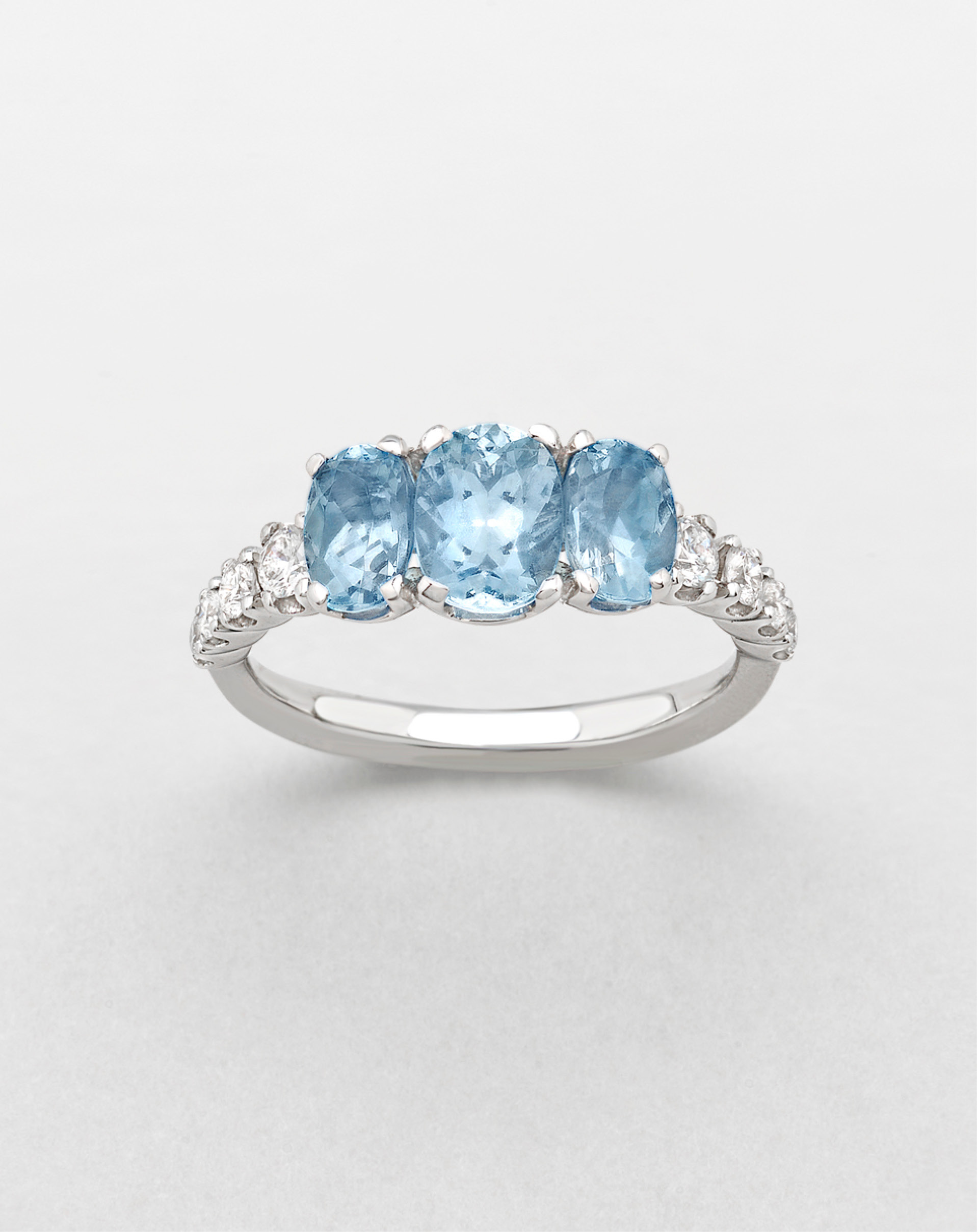 Anello elegante da donna della collezione Antologie - alta gioielleria Giorgio Visconti. Anello Trilogy in oro bianco, diamanti con acquamarina