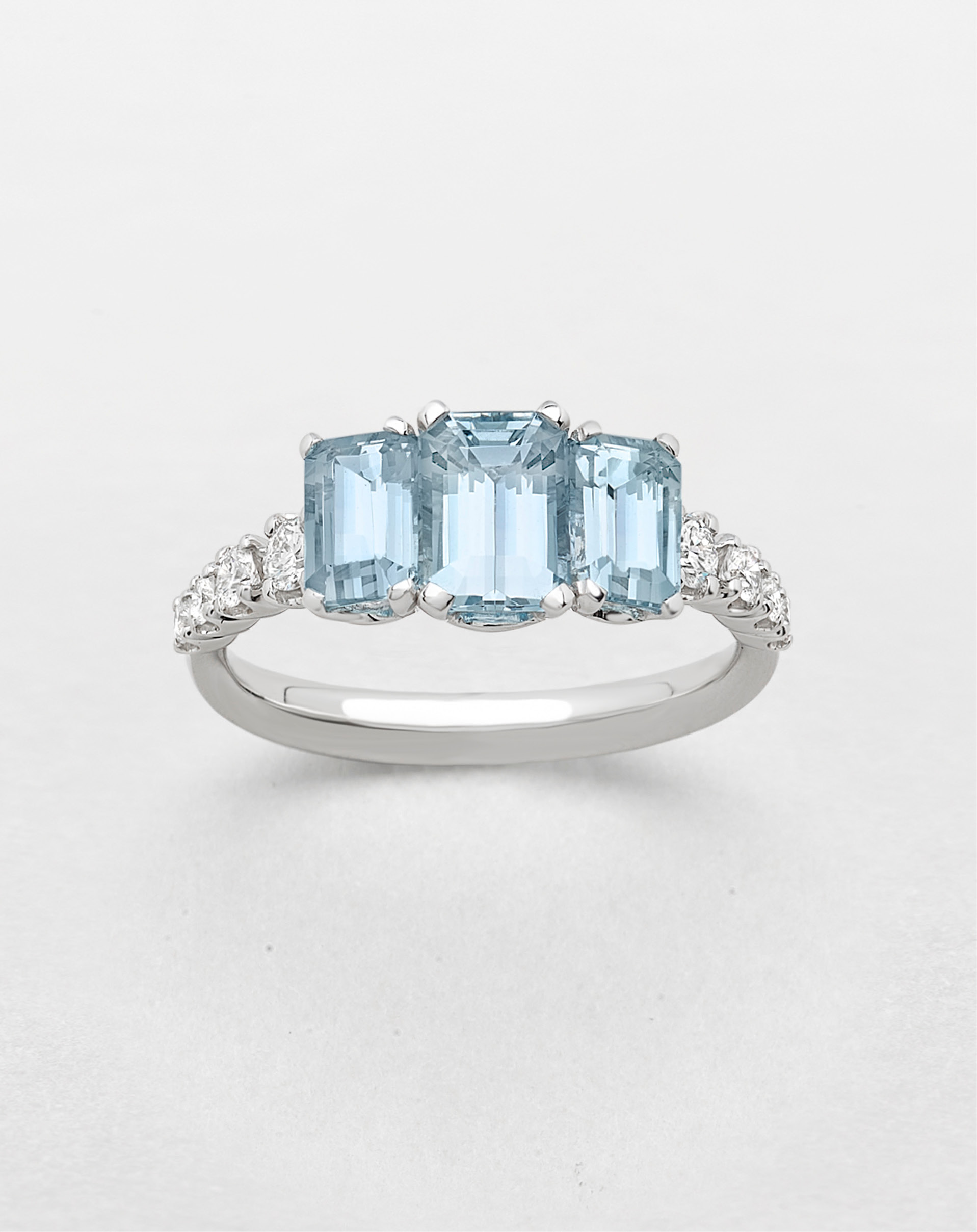Trova il gioielliere più vicino a te, scopri l'anello trilogy in oro bianco con diamanti e 3 acquamarine