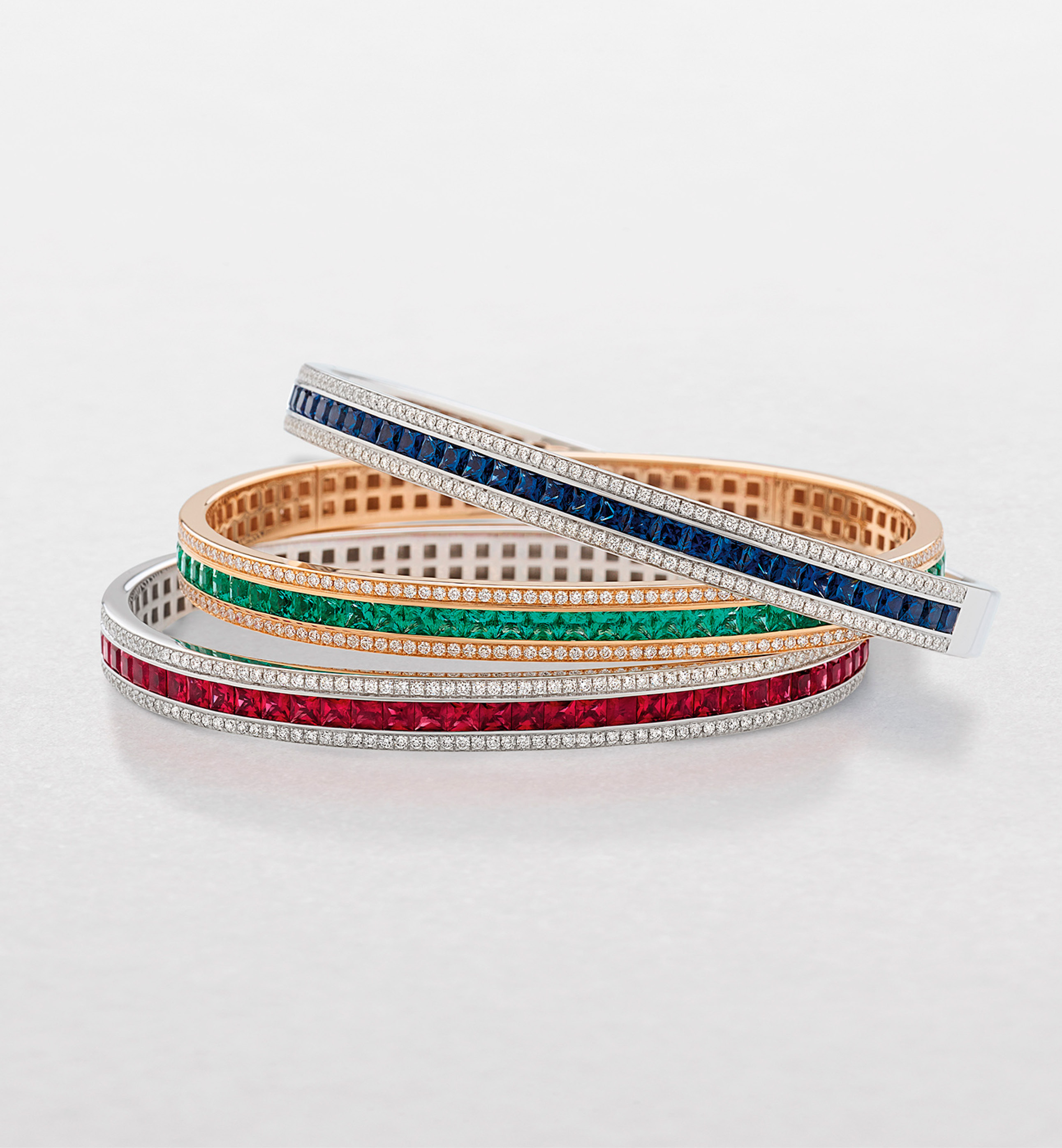 Scopri la collezione di gioielli Antologie. Esplora la categoria Bracciali rigidi, tennis in oro bianco, rosa con diamanti e rubini, smeraldi o zaffiri
