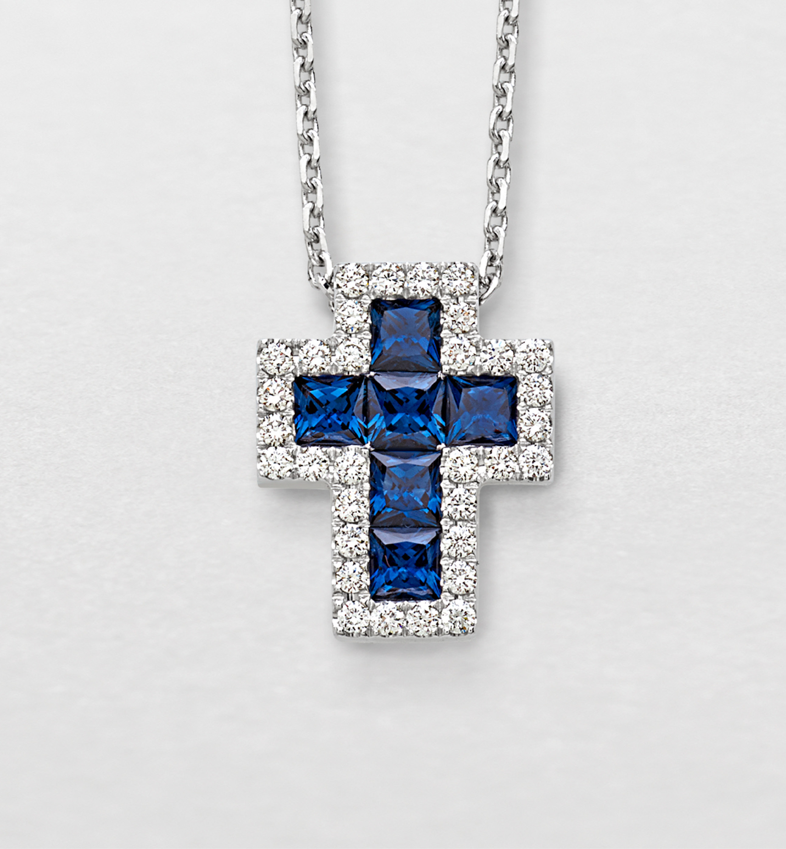 Scopri la collezione di gioielli Antologie. Scegli di indossare ogni giorni i girocolli Giorgio Visconti. Scopri GB35717Z la collana croce in oro, diamanti e zaffiri