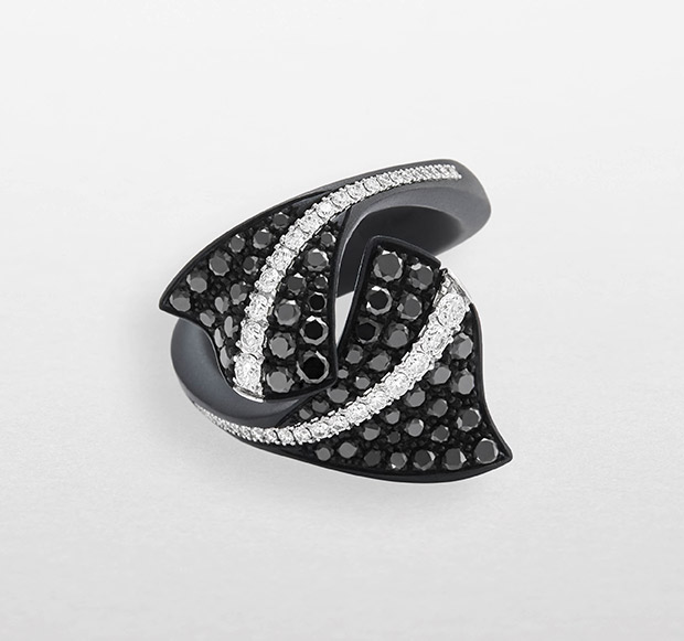 Anello Ginkgo da donna Giorgio Visconti in titanio nero opaco con diamanti neri e bianchi, design scultoreo a foglia
