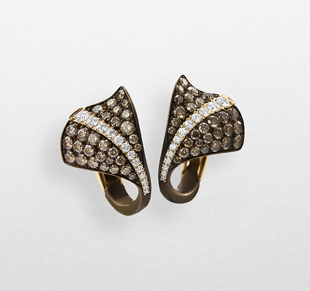 Orecchini Ginkgo da donna Giorgio Visconti in titanio chocolate con diamanti brown e bianchi, design ispirato alla foglia di ginkgo