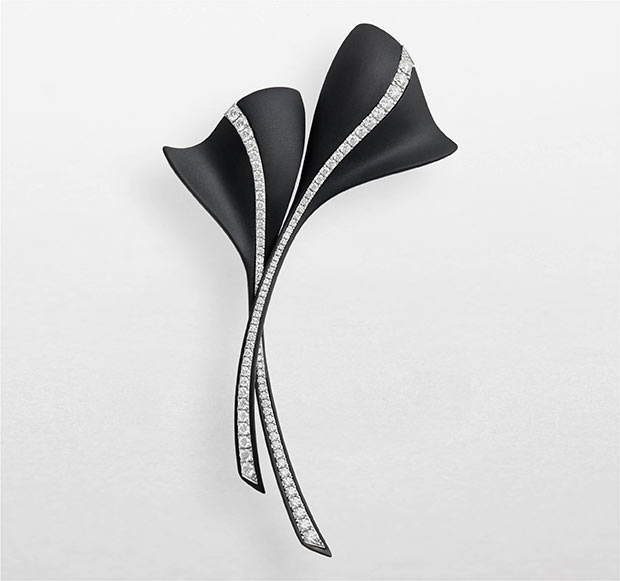 Spilla Ginkgo da donna Giorgio Visconti in titanio nero opaco con diamanti bianchi e design a doppia foglia