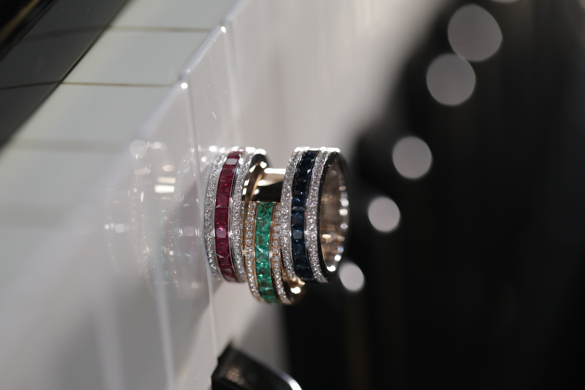 Scopri i magnifici gioielli con  smeraldi, rubini, zaffiri e acquamarina. Un'esclusiva collezione di collane, anelli, orecchini e bracciali