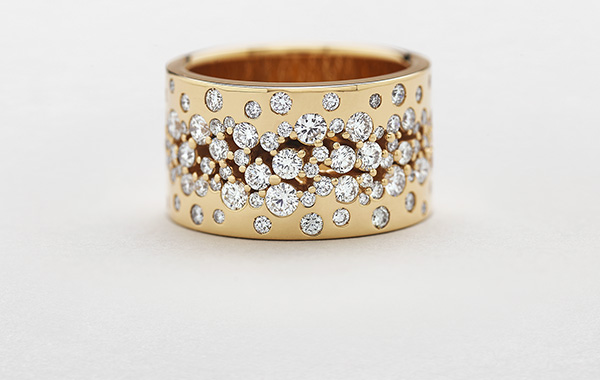 Gioielli di design: anelli, collane, ciondoli, orecchini e bracciali in oro bianco, rosa con diamanti o rubini, smeraldi, zaffiri
