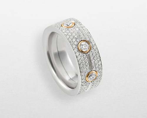 Anello a fascia da donna Bubbles di Giorgio Visconti in oro bianco con pavé di diamanti e diamanti centrali incorniciati in oro rosa