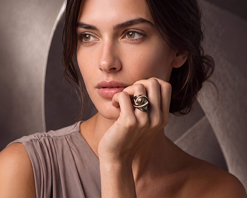 Modella indossa un anello Ginkgo da donna con diamanti della collezione Like Me Giorgio Visconti