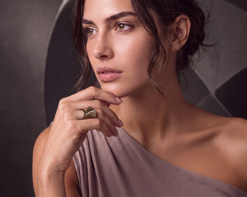 Modella indossa un anello da donna della collezione Like Me di Giorgio Visconti in un ritratto editoriale