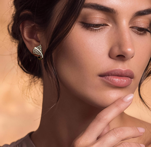 Modella indossa orecchini Ginkgo da donna in titani chocolate, oro e diamanti della collezione Like Me Giorgio Visconti