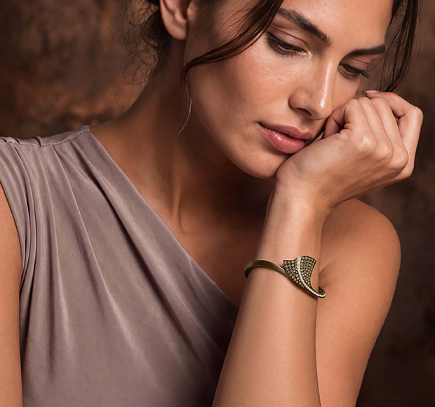 Modella indossa bracciale Ginkgo da donna in titanio chocolate e diamanti brown e bianchi della collezione Like Me di Giorgio Visconti